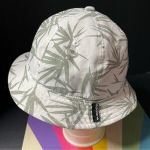 ADIDAS BUCKET HAT.                                                          H048